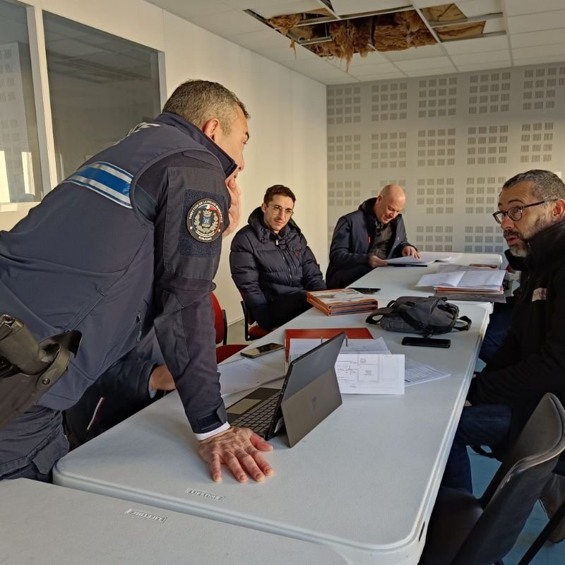 Réunion projet pour un chantier de salle d'armes